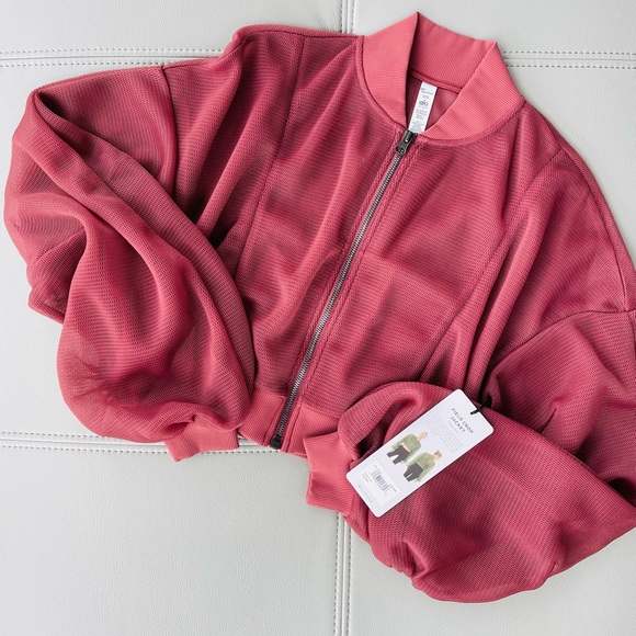 New with tags 
Alo Yoga
Field Crop Top | Jacket 
Color: Rosewood 
Size: XS - Picture 3 of 16